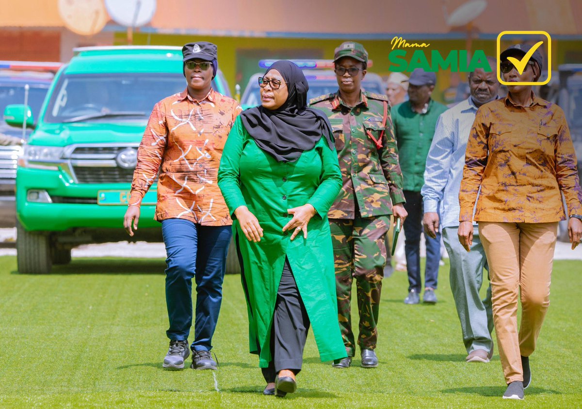 SuluhuSamia's tweet photo. Maendeleo ni hatua. Katika Mkoa wa Mtwara hatua hizi zinaonekana kila eneo kupitia miradi ya kimkakati iliyotekelezwa na inayotekelezwa, ambayo imeboresha maisha ya wananchi wote.

Ninawashukuru sana wananchi wa Mtwara kwani, tangu mkutano wetu wa kwanza pale Nanyumbu hadi leo tulipohitimisha kwa Mkoa huu tumeona mwitikio na ukarimu mkubwa. Huu ni uthibitisho kuwa tumefanya kazi mliyotupa kwa mafanikio makubwa, matokeo mmeyaona, na sasa mko tayari kutuongezea kazi.

Ahsanteni sana. Mwenyezi Mungu awabariki sana.
