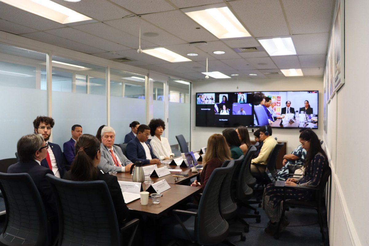 Gracias <a href="/AgendaCAF/">CAF</a> y <a href="/oijdigital/">OIJ</a> por esta conversación honesta con los jóvenes, donde hoy, ellos son actores con poder de decisión y agencia en la gobernanza. Su voz es clave para poner el bienestar en el centro del desarrollo y construir el futuro que quieren y merecen.