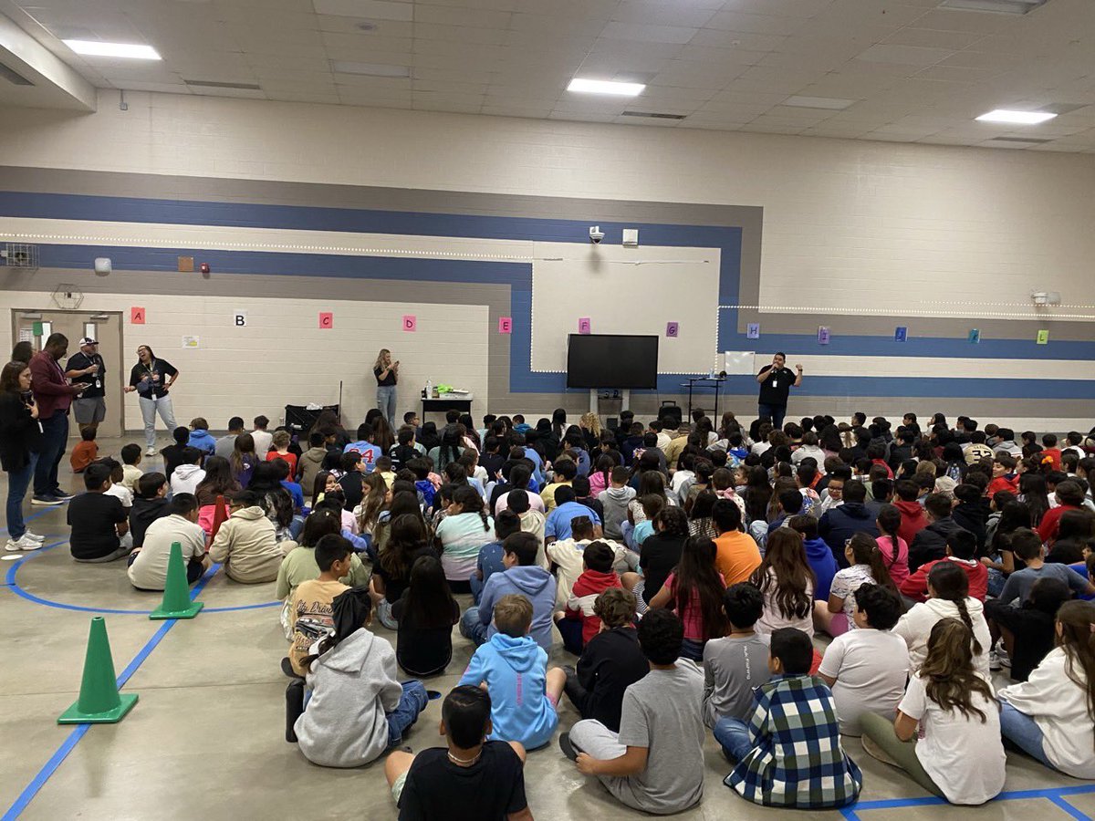 HendersonMISD's tweet photo. Thank you @MidlandCollege for visiting Henderson today and sharing all that MC has to offer! @SHendricks119 @ErinBueno2  #CollegeGoWeek #EndInMind https://t.co/7yThzzNu1T