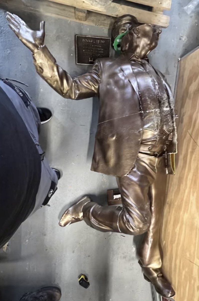 wuavy__'s tweet photo. Our "president" was so butt hurt about this amazing statue that he had it cut up and disposed of in the middle of the night before the statue's permit even expired. https://t.co/Zn20wCbl9t
