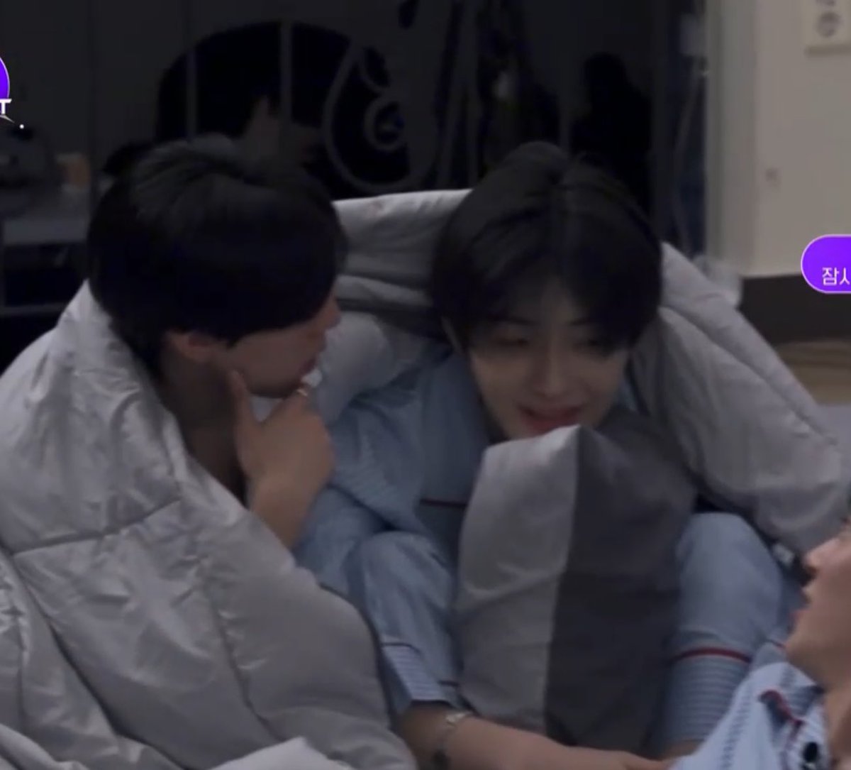 jin1166876's tweet photo. 연하남 돌았냐
맆우형이랑 같이 자고 시퍼요… 침대 좀 붙여주세요… 이런거라고? 진짜로? https://t.co/AoEXAtrCrv