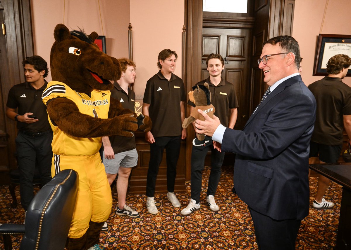 RepMattHall's tweet image. There&apos;s nothing like a Capitol visit from Western Michigan University’s president, the national champion hockey team, and Buster Bronco to brighten the day! 

It was great chatting with this fantastic group, catching up with the team and celebrating their win. 

Go Broncos! 🏒