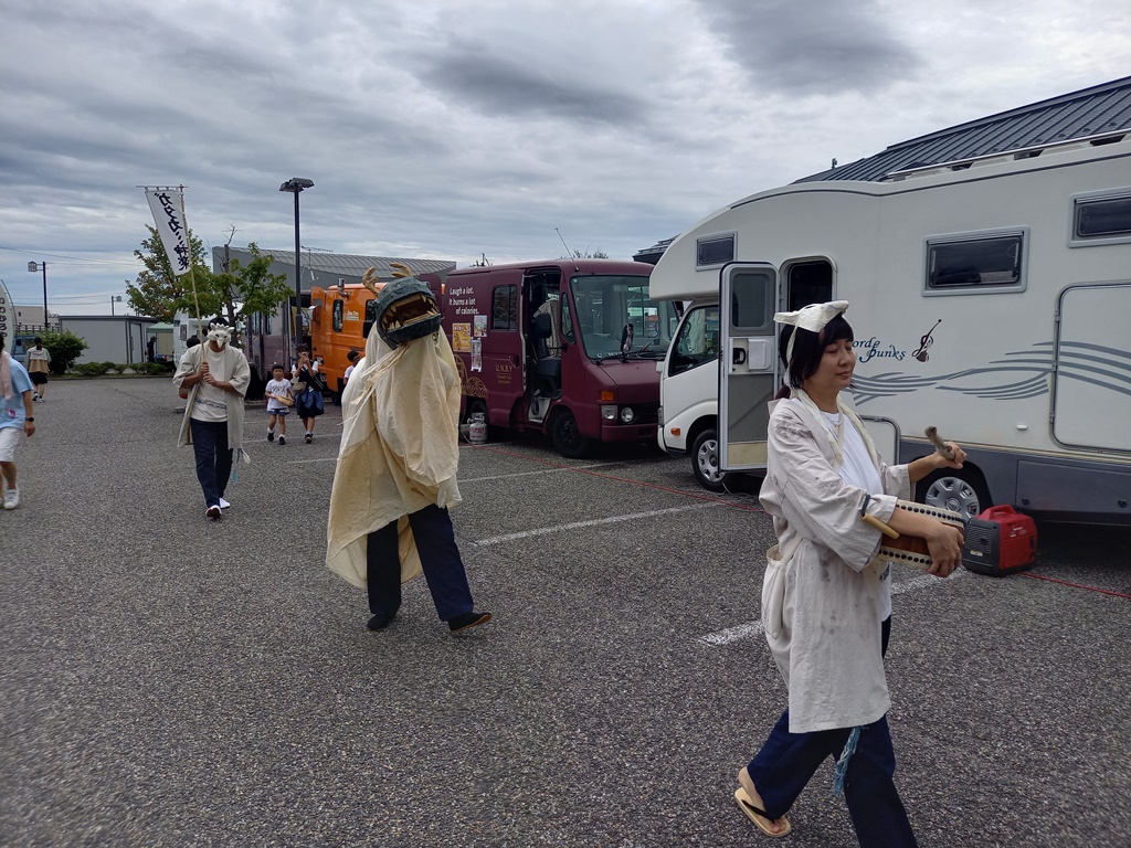 #いわむロック ハアフーフが登場。笛や太鼓に合わせてガタカミちゃんが登場し、舞い踊り、会場を練り歩いて、神楽のように頭を噛まれるとご利益があるという。ゆるキャラみたいだが、実際の獅子頭を参考に作っていたり、神社の神事を再現したり、自分達で面白い伝統文化を作っているようで面白い。