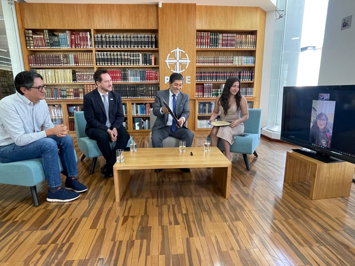 unicefecuador's tweet photo. 🎓✨ Audriángel y Azharela, protagonistas del documental de @unicefecuador “¿Por qué tenemos que pasar por eso? Historias de niños y niñas migrantes en Ecuador”, recibieron becas completas de la @PUCE_Ecuador  para iniciar sus estudios universitarios. Gracias a este apoyo, estas dos jóvenes pueden iniciar un nuevo camino de oportunidades.
