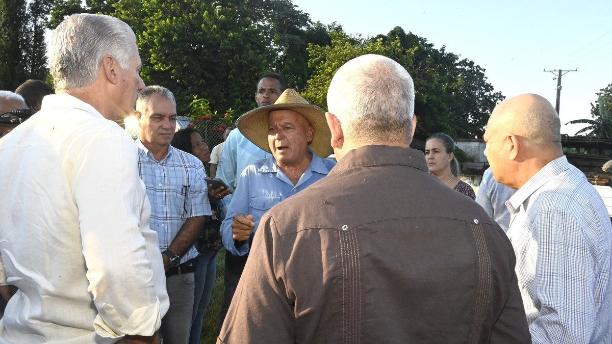 DrRobertoMOjeda's tweet photo. Junto @DiazCanelB iniciamos el recorrido por #Mayabeque en la finca La Asunción. En sus 23ha se cultivan viandas, granos, hortalizas y frutales con diversos destinos, como el consumo social. Reconocimos el vínculo con la Universidad y Centros de Investigación. #DePieYCombatiendo https://t.co/5m98MU1RGs