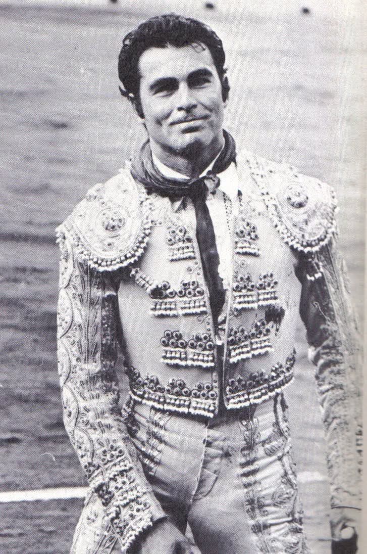 Un día como hoy, en la plaza de Pozoblanco.
Francisco Rivera "Paquirrí" era corneado en la plaza de toros de Pozoblanco, falleciendo tristemente horas después del suceso camino al hospital. 
#41SinPaquirri