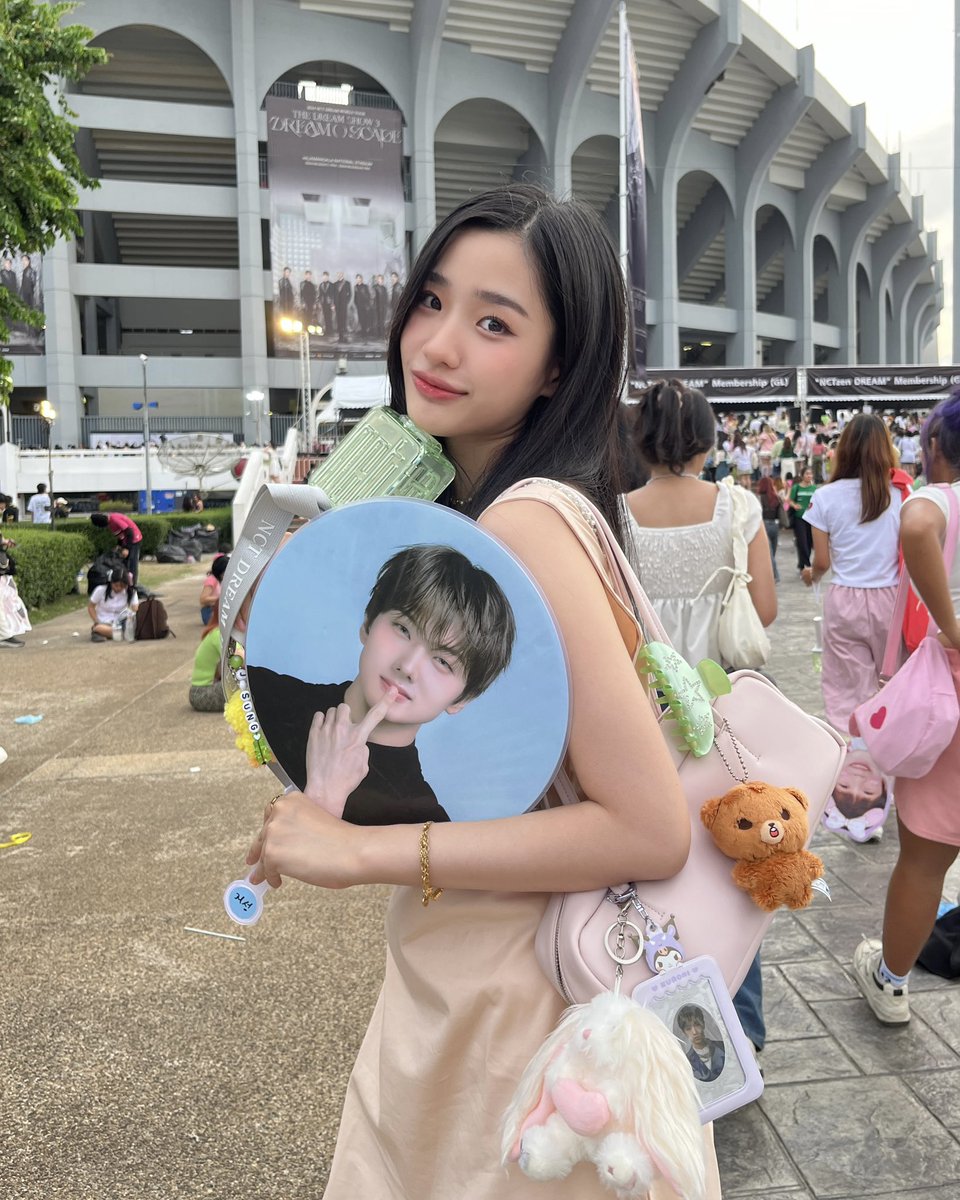 DwaitLll's tweet photo. tuty like you for more than three years, but the distance is too far away, I can not go to see you, my dream now is to see you, but I do not know when to complete this dream, congratulations again on your graduation 🎀💗@tontawan_t #tontawan https://t.co/JMIx8WCkDE