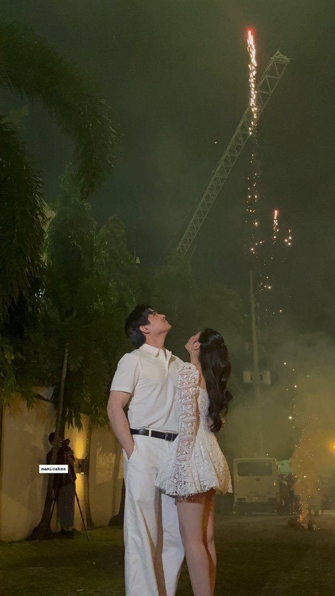 he really went from “walang katiting” to “my everything” 

just so you know i don’t buy that walang katiting bs 😎