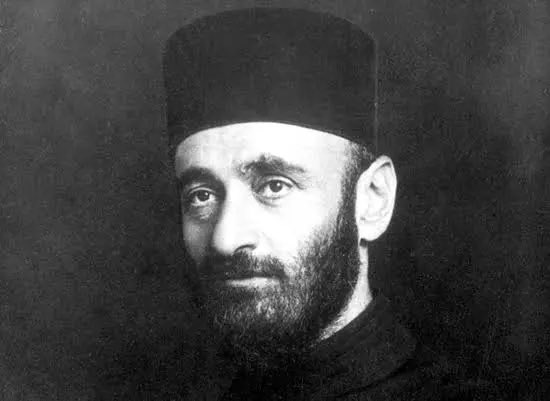 İyi ki doğdun Gomidas Vartabed 💐 Anadolu halk müziğini notaya alarak gelecek kuşaklara taşıdı,çalışmaları sadece Ermeni değil,Anadolu müziğinin de temel taşlarından biri oldu.1915’te tutuklandı,sürüldü. Son 18 yılında neredeyse konuşmadı ve Paris’te vefat etti.