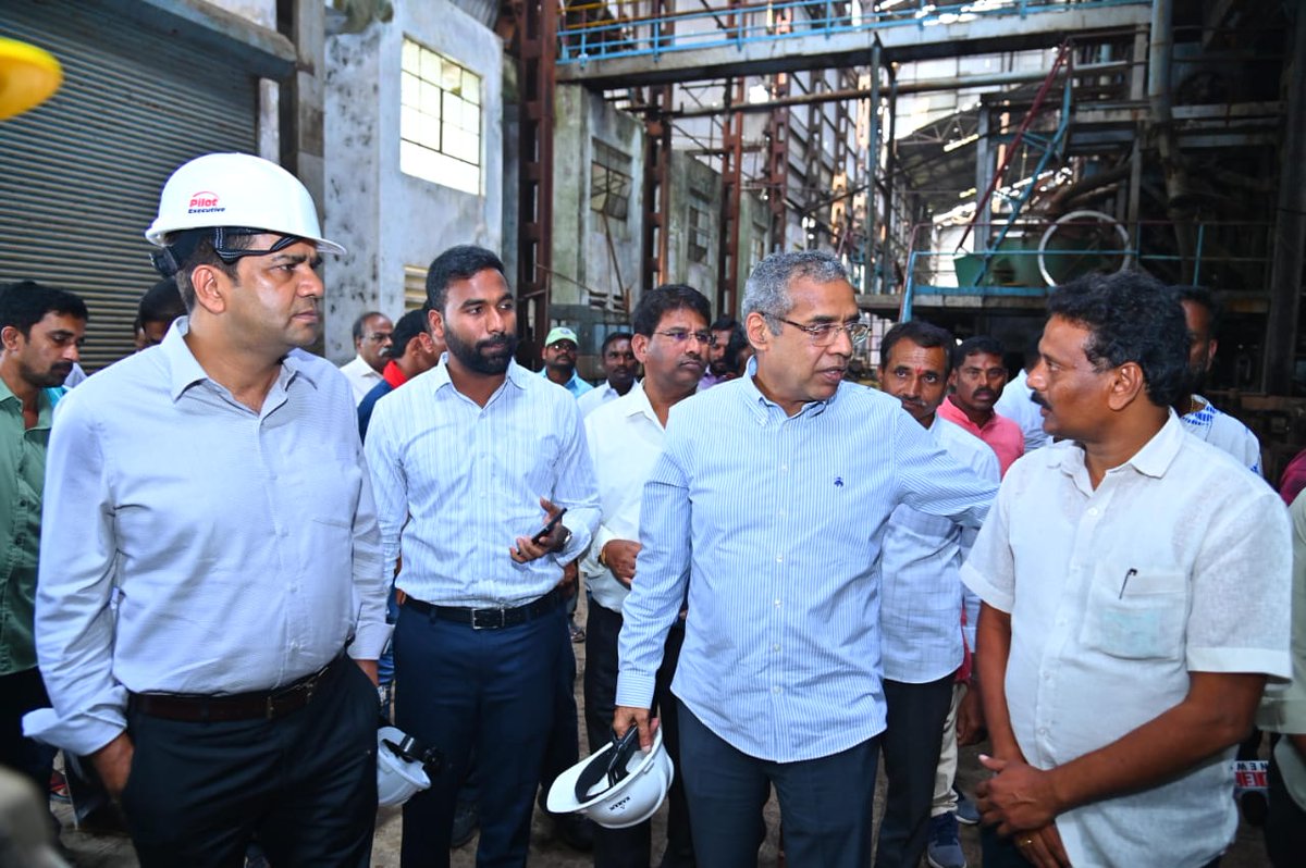 చెరుకు రైతులతో ఉన్నతాధికారుల ముఖాముఖి సమావేశం

☘️రైతుల సంక్షేమమే ప్రభుత్వ ధ్యేయం - సంక్షేమ శాఖ మంత్రి అడ్లూరి లక్ష్మణ్.

☘️నిజాం దక్కన్ షుగర్ ఫ్యాక్టరీని ప్రత్యక్షంగా పరిశీలించిన ఉన్నతాధికారులు.

☘️ ఉన్నతాధికారులకు పూల మొక్క అందించి స్వాగతం పలికిన జిల్లా కలెక్టర్ బి.సత్యప్రసాద్