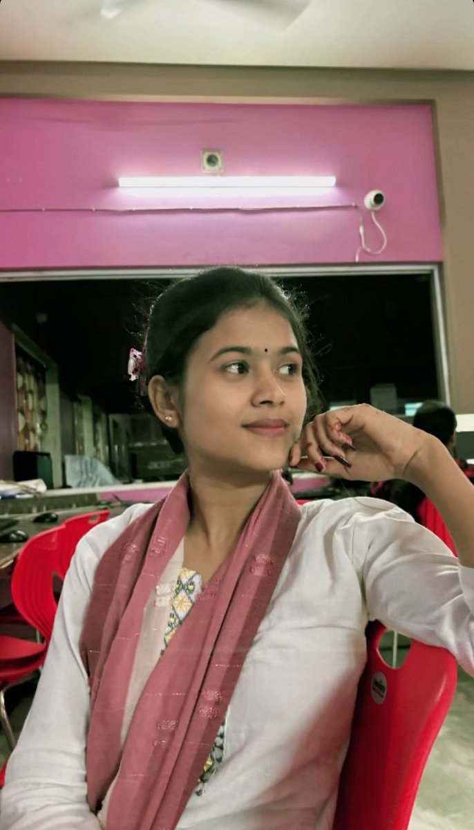 Kaisi lag rhi hoon ✨✌️😊❣️🥰