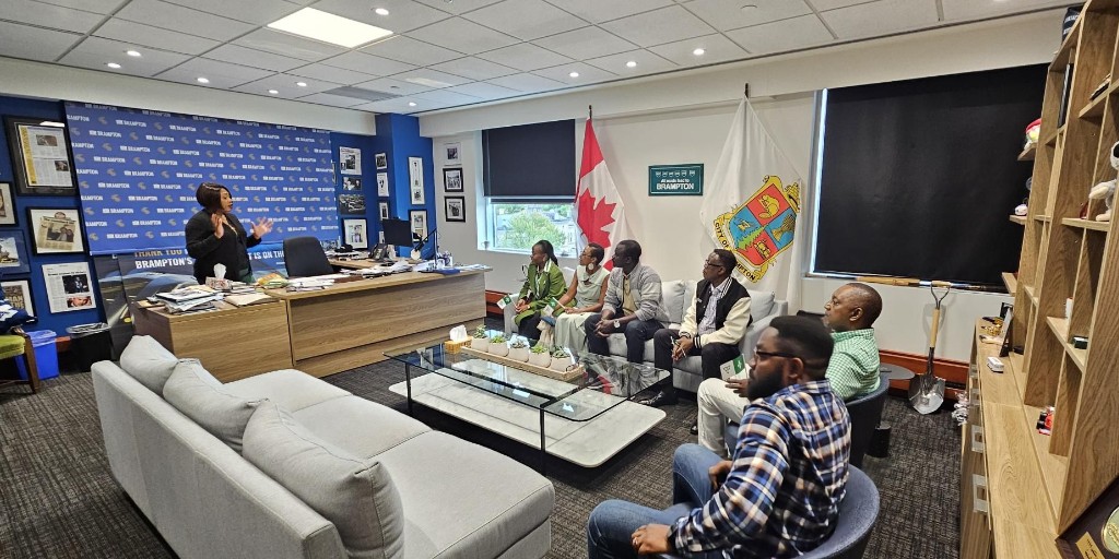 🌿🤍 Dans la continuité des célébrations du 50ᵉ anniversaire du drapeau franco-ontarien, nos équipes étaient présentes à Brampton, dans la région de Peel. 🤍🌿

Aux côtés de la communauté, nos équipes ont participé à la cérémonie de levée du drapeau en présence du maire Patrick