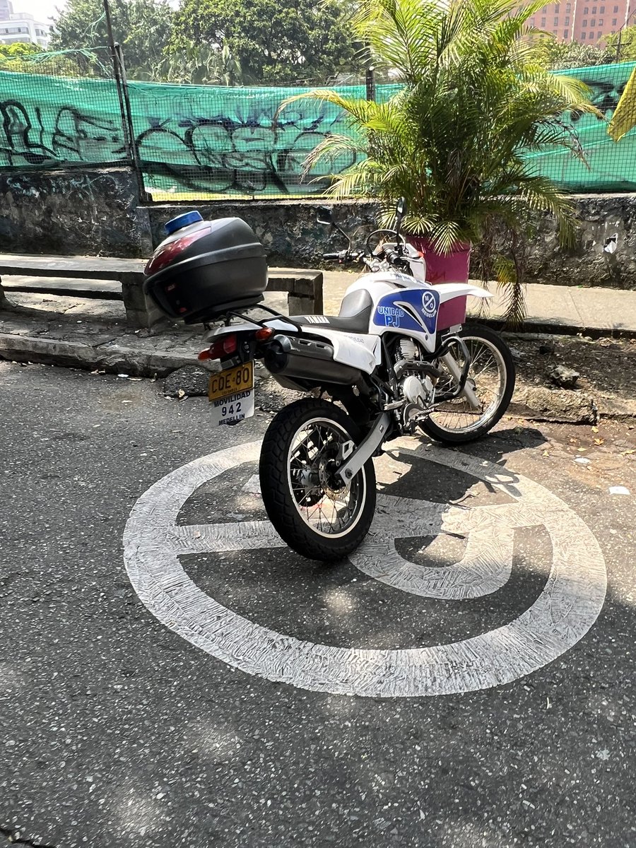 masariky's tweet photo. @sttmed @luisyepesb @vivirpoblado @minuto30com @AlcaldiadeMed @elcolombiano “No hay que ser, sino parecer” y están haciendo compárennos en este momento por personas mal estacionados en la calle 9 del Poblado https://t.co/t0wsjaXjR9
