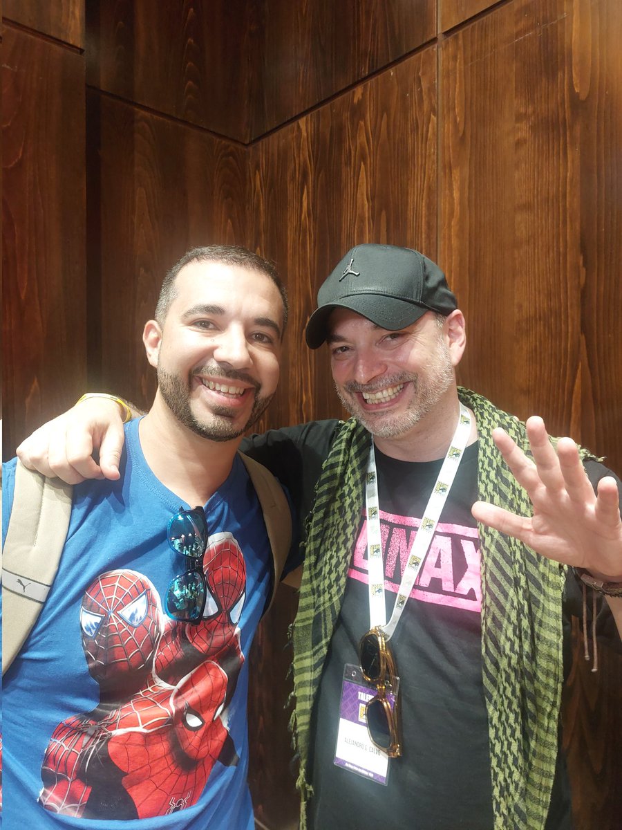 Mil gracias <a href="/AlejandroGCalvo/">Alejandro G.Calvo</a> por tu paciencia y tu simpatía para hacerte fotos con todos los que te estábamos esperando. Uno de los mejores momentos que me llevo de la Comic Con