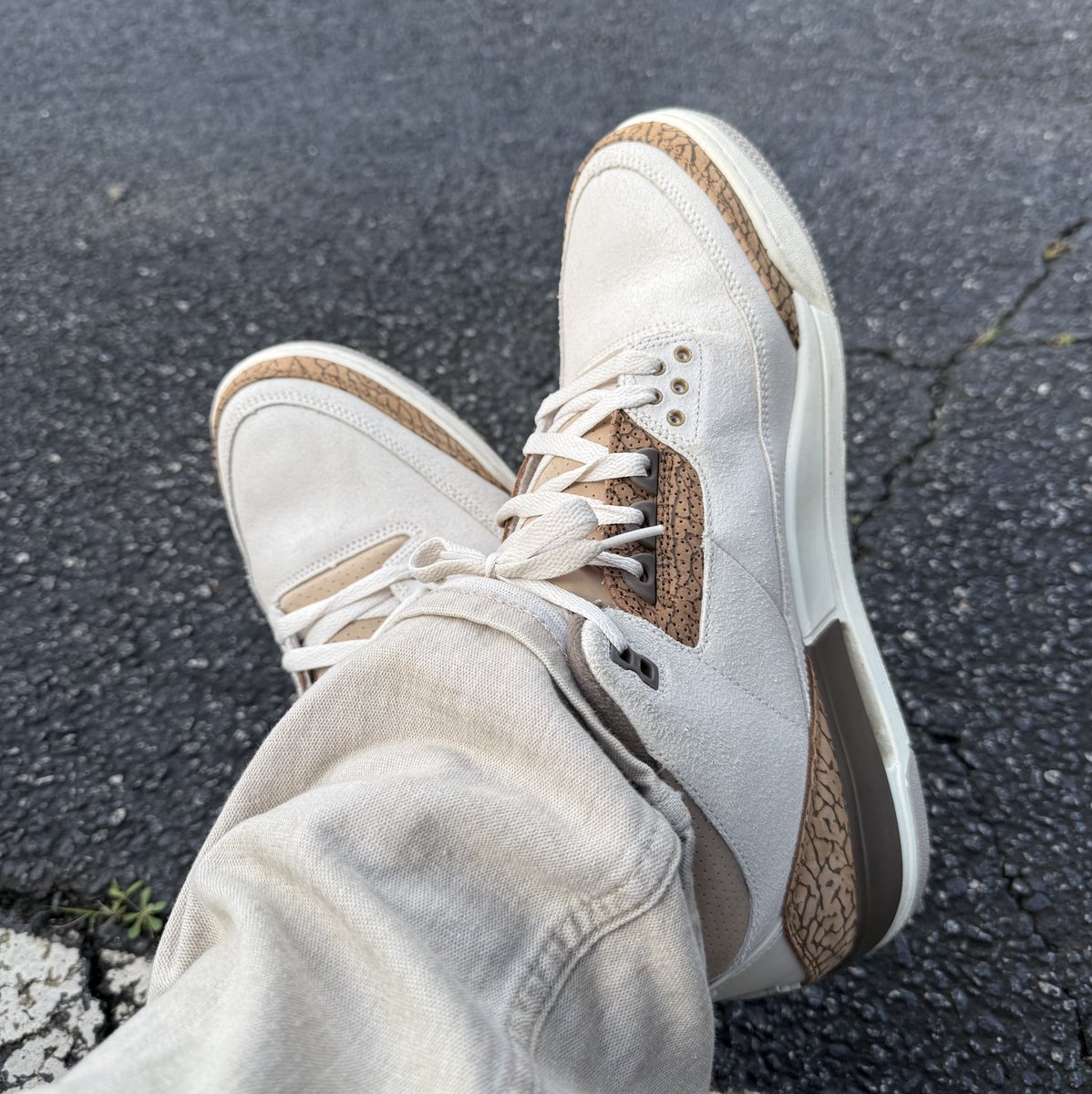 mawalker_MPCAD's tweet photo. Who else is #Jwalking on a Friday ?
⬇️Air Jordan 3 Retro - “Palomino”
Post Yours 👟 📸 https://t.co/Sg03qO20vV