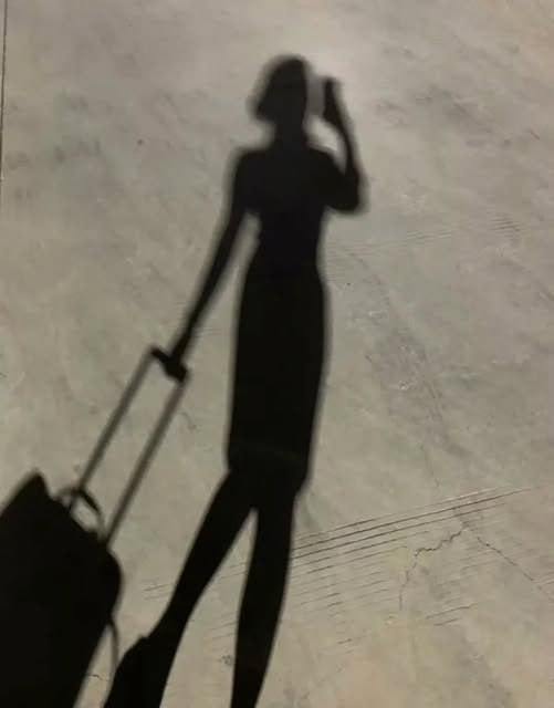 嗨 ，
陌生人    
雖然跟你不認識    
但可以留一句「加油」給我嗎？
#空服員