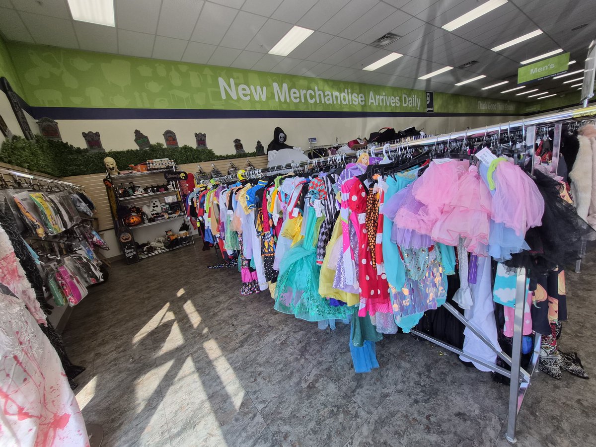 ThinkGoodwill's tweet image. 🎃👻 Our Halloween Boo-tiques Are Here – And They're OPEN! 👻🎃

📍 Find your nearest Goodwill SOLAC retail store bootique at thinkgood.org/shop

#HalloweenBootique #DIYCostumes #ShopGoodwill #SpookySeason #GoodwillSOLAC
