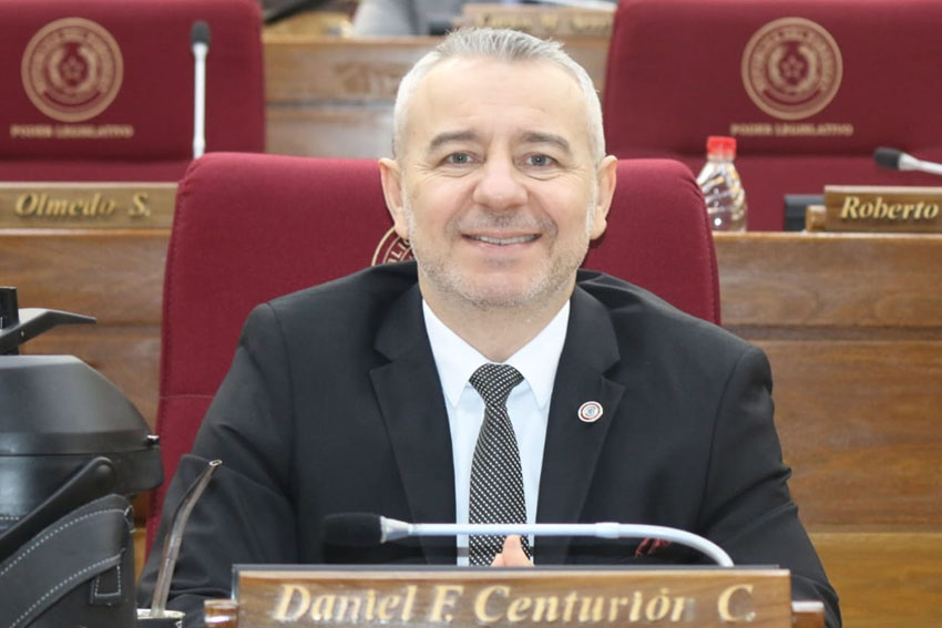 DiputadosPy's tweet image. Diputados repudia ataque a periodistas y exige esclarecer los hechos

(Redacción: Prensa – Dirección de Comunicación). Durante la sesión ordinaria última de la Cámara de Diputados, Sobre Tablas, fue aprobado un proyecto de declaración presentado por el diputado Daniel Centurión…