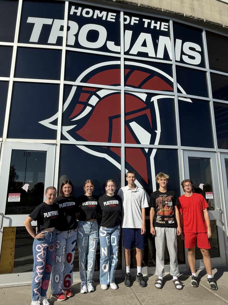 Sra_Ehrke's tweet image. #HOCO2025 @Platteview_HS #Español4 #Senior-itas #Ehrkes❤️