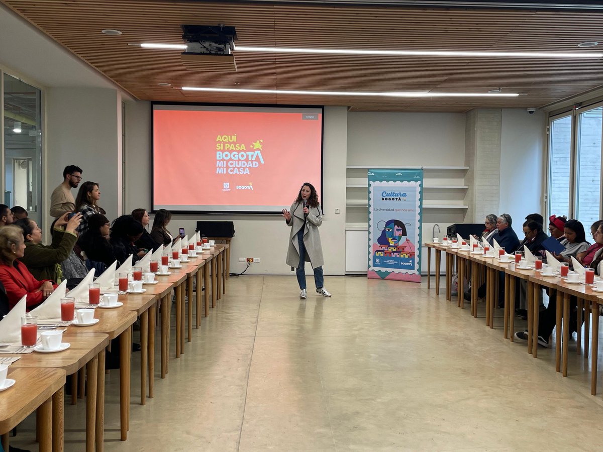 CulturaenBta's tweet photo. #AEstaHora en el #CentroFelicidadChapinero la Subsecretaria de @Culturaenbta  @AnaBoadaAyala participa en la sexta jornada de conversaciones con las Entidades Sin Ánimo de Lucro de Cultura. Un espacio para conocer experiencias exitosas en la Gestión Cultural de nuestra ciudad.

Hoy el tema fue Estrategia de Canales Digitales en el Marketing  Con David González, director de https://t.co/TOfecLDTsV

📍En #CulturaBogotá seguimos comprometidos con el fortalecimiento de las Entidades Sin Ánimo de Lucro del sector Cultura. #RedESAL

#AquíSíPasa #CulturaBogotá ⛪