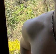 le puedo morder el hombro o mucha confianza?