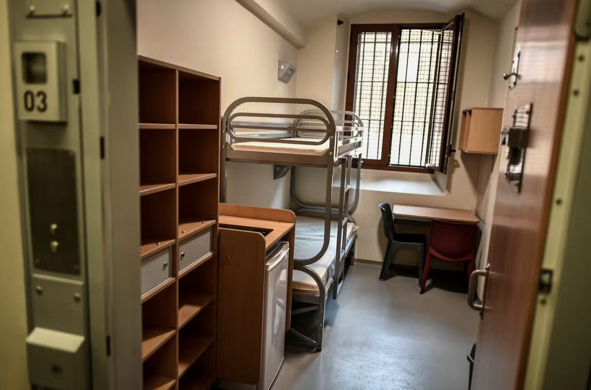 CerfiaFR's tweet image. 🇫🇷⛓️ FLASH | Nicolas Sarkozy devrait être INCARCÉRÉ à la PRISON de la Santé qui a été remise à neuf il y a 5 ans, dans un quartier réservé aux personnes vulnérables, le QB4, surnommé « le quartier VIP ». Il s’agit de 18 CELLULES qui ne sont pas mélangées au reste des détenus, et…