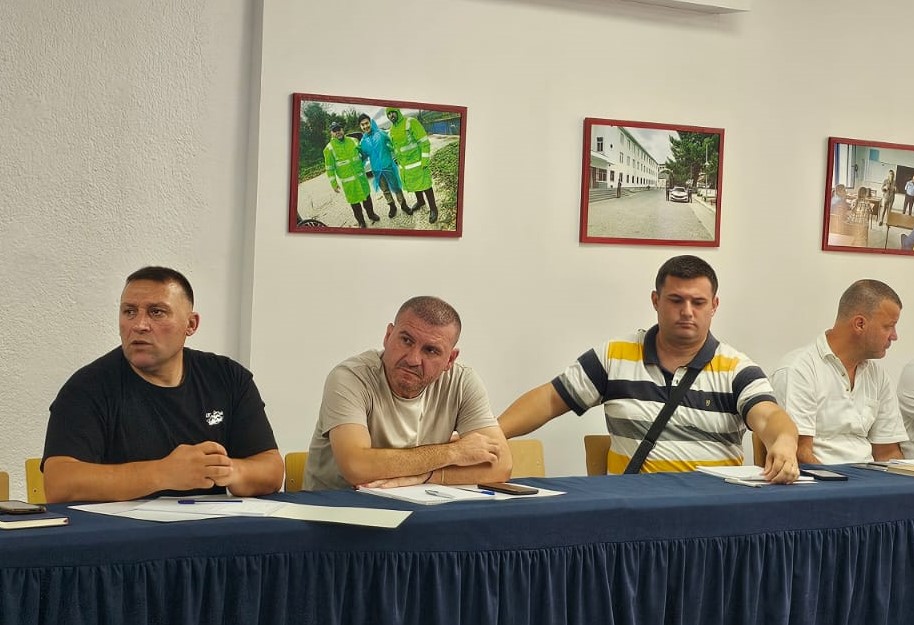 👮‍♀️👮‍♂️ 𝗕𝗼𝗼𝘀𝘁𝗶𝗻𝗴 𝗰𝘆𝗯𝗲𝗿 𝗿𝗲𝘀𝗶𝗹𝗶𝗲𝗻𝗰𝗲 &amp; 𝗼𝗻𝗹𝗶𝗻𝗲 𝘀𝗮𝗳𝗲𝘁𝘆!

Yesterday &amp; today, <a href="/OSCEinAlbania/">OSCE Presence in Albania</a> held training sessions with police in 📍Saranda &amp; 📍Gjirokastra on:
🔍 Open-source investigations
🌐 Safe internet use
🚨 Cyber threats
📝 Practical exercises