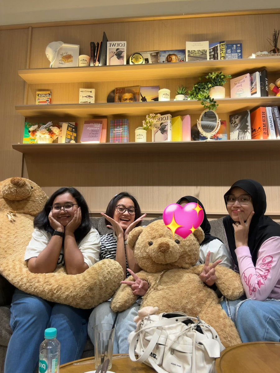 ladyfoxiny's tweet image. hari yang mantap🫶🏼🥳🥰
thanks for today @whereareGyu @HHanbokie dan deamidala yg kayanya lg deact wkwkw

makasih juga framenya @ifabukanipa @tuminhosaurus #MemoirsOfVirgoRacha dan frame dari @_325files #HarmonyofThree 💖
