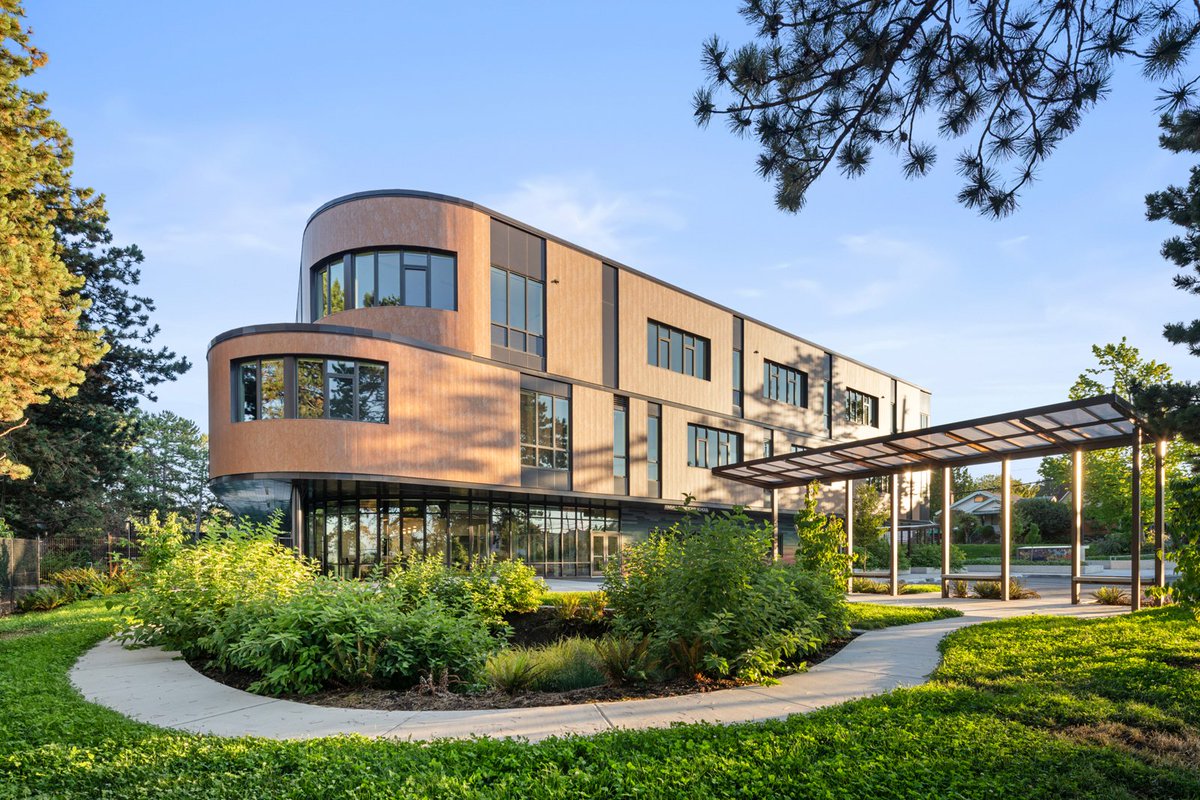 DesignwithMetal's tweet image. Check out this recent Bryer Company project, on our homepage today! Kimball Elementary School in Seattle includes flush metal panels from Bryer. The project&apos;s primary goal was to create an urban oasis by embracing mature tree groves around the site. designandbuildwithmetal.com/featured-proje…
