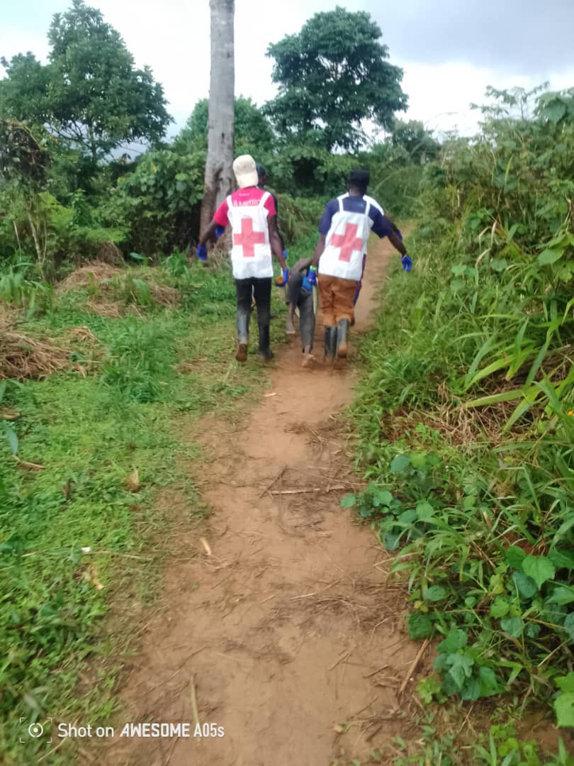 Embuscade meurtrière sur l’axe Oicha–Mamove : des combattants ADF ont attaqué ce vendredi un véhicule Fuso et plusieurs motos, causant près de 10 morts et d’importants dégâts. Des civils innocents, simplement en route pour le marché de Mamove, ont perdu la vie.