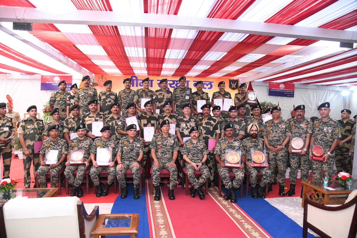 आज दिनांक 26.09.2025 को सीमा सुरक्षा बल मुख्यालय, नई दिल्ली में श्री दलजीत सिंह चौधरी, आईपीएस, महानिरीक्षक, सीमा सुरक्षा बल द्वारा सहायक प्रशिक्षण केंद्र, इंदौर को राजभाषा शील्ड (तृतीय स्‍थान) प्रदान की गई। संस्थान के लिए गौरव का पल <a href="/BsfAcademyIndia/">BSF ACADEMY INDIA</a> <a href="/BSF_India/">BSF</a>