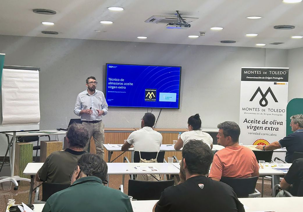 GEA participa en el Curso "Técnico de almazara" organizado por la DOP Montes de Toledo y Eurocaja Rural
 Francisco Plaza, responsable de la aplicación de aceite de oliva en GEA Iberia, impartió una charla sobre centrifugación 

Lee más👇
f.mtr.cool/rnrksmsugd
