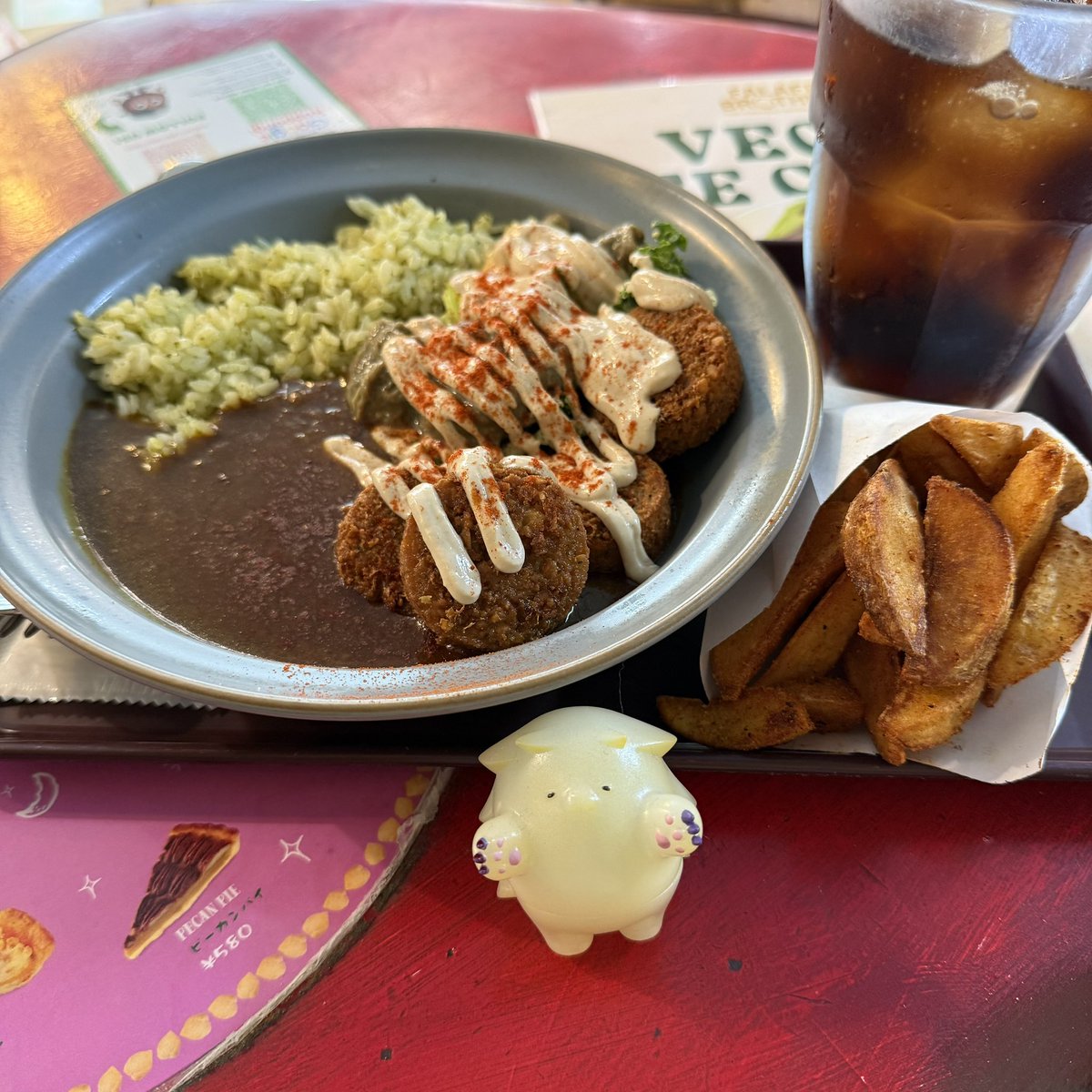 hutikoma's tweet photo. 23日は、まんまん祭りに行ったよ。
外務省と六本木の「FALAFEL BROTHERS ROPPONGI」に寄って、まんまん祭り会場の向かいのフィリピンストアでジンと缶詰を購入。
#GUUFRIENDS
#prdtrt_sofvi
#prdtrt_shop https://t.co/emB6Uf5wVi