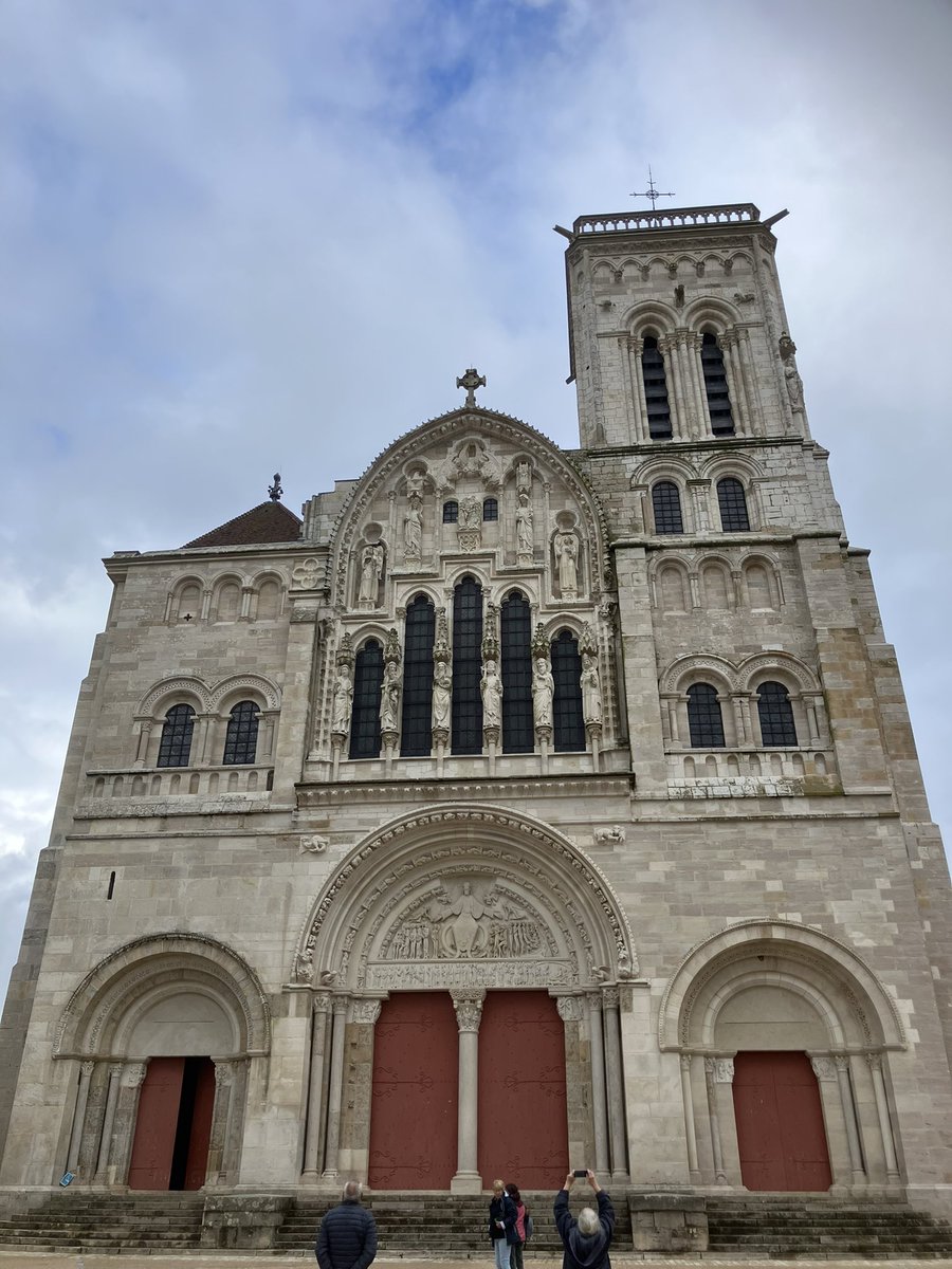 Op onze 35ste etappe naar #Santiago liepen we vanaf Deux Rivières langs de Cure, door dorpjes en bos, dat ons beschermde tegen de regen. Aan het eind de grote klim naar de basiliek van Vézelay.