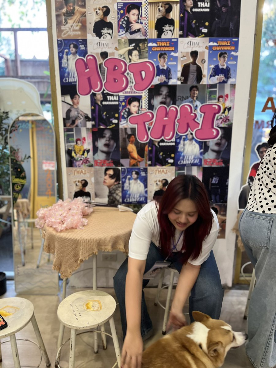 PraePloytwinzz's tweet image. คาเฟ่วันเกิดน้องไทย ที่บรรทัดทอง น่ารักมาก แสงสวย ถ่ายรูปสวยทุกมุม รูปน้องไทยคือคัดมาแล้ว หล่อจึ้งทุกรูป แถมเด็กๆน่ารักมากก ทั้งหมาทั้งแมว รุมต้อนรับสุด
พรุ่งนี้ยังมีอีกวัน ใครว่างแวะมากันนะ
#21stShiningTHAIstory #THAIchayanon