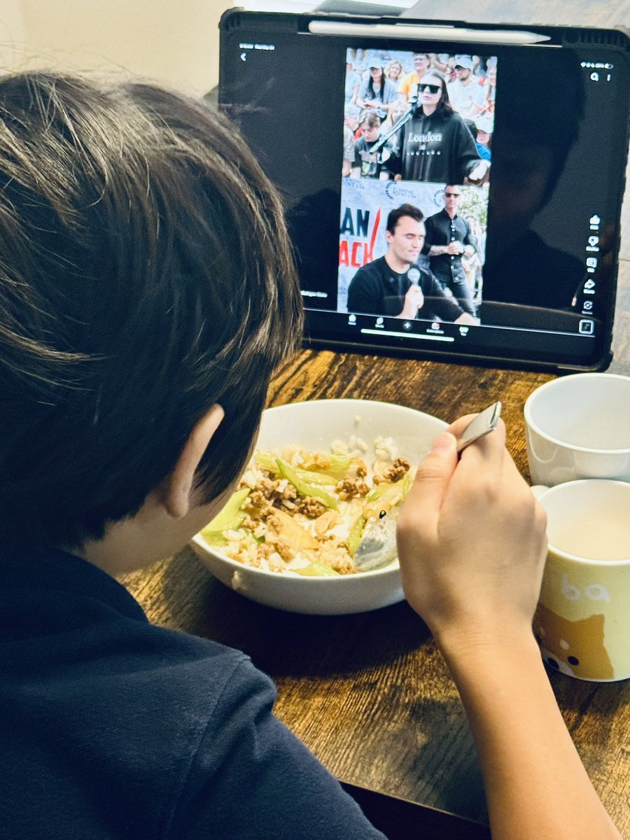 我问孩子为什么喜欢看Charlie辩论,是觉得他聪明吗？
他说：是的，Charlie有常识。