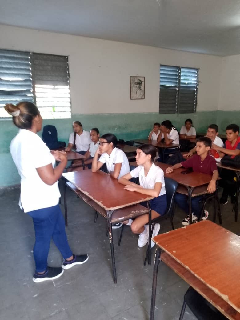 Promoción de Salud en la Secundaria Gabriela Mistral del municipio #PinardelRío  💬🩺 Charlas sobre ITS, embarazo adolescente, arbovirosis y EDA, realizadas por estudiante de 5to año de Medicina del CMF #5. ¡Educando para prevenir, formando para cuidar!
#Prosalud
#CubaPorLaVida