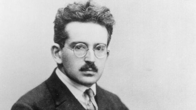 Walter Benjamin, verfolgt von den Nationalsozialisten, versucht 1940 die Flucht über die spanisch-französische Grenze. Die spanische Grenzpolizei verweigert ihm die Einreise. Ihm droht die Abschiebung nach Frankreich. In der Nacht des 26. September nimmt er sich das Leben.