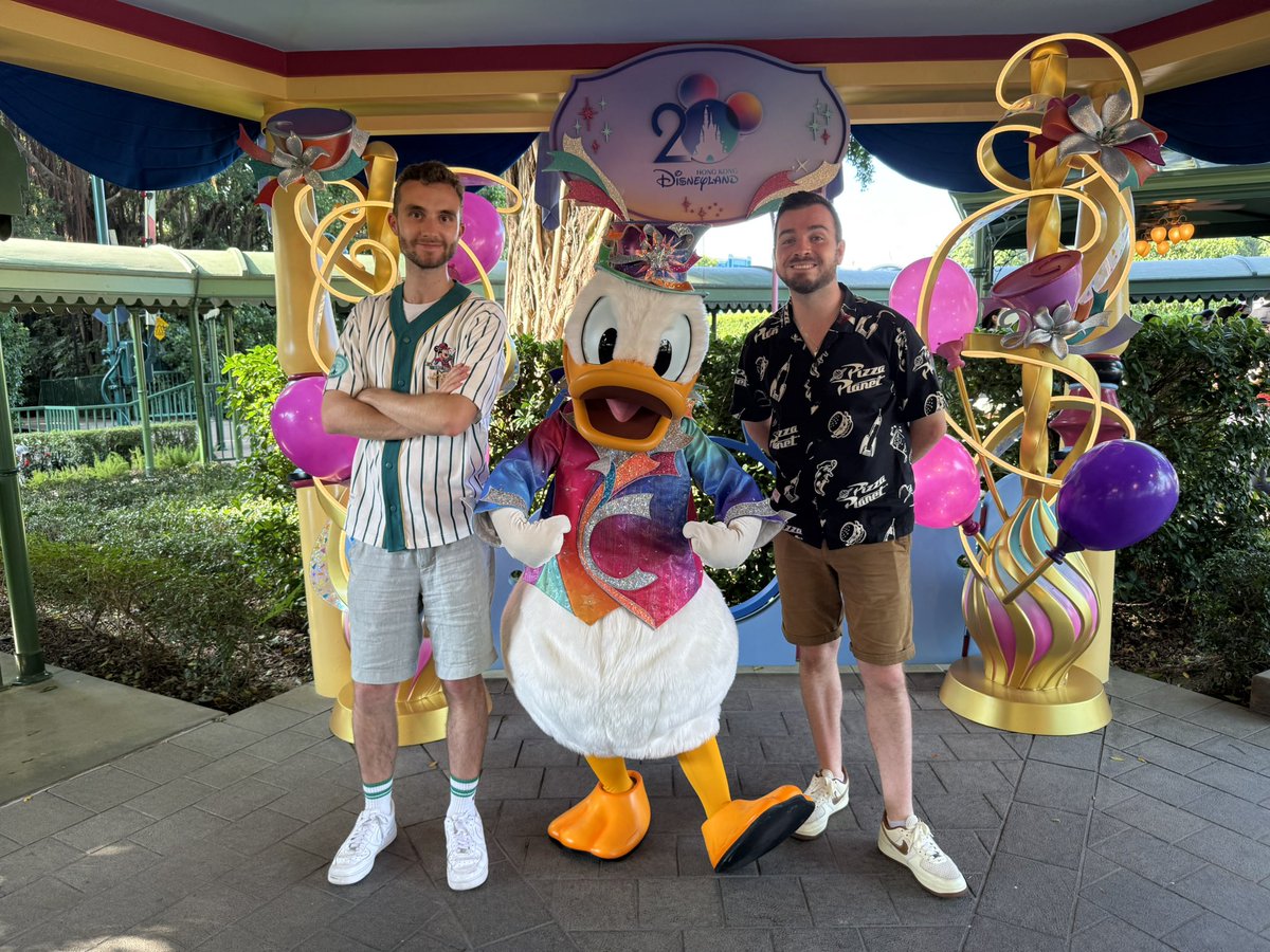 Fin d’un séjour magique à Hong Kong Disneyland 🇨🇳 De la pure magie nichée au cœur de la nature. Plein de personnages partout, des spectacles de qualité, une propreté dans tout le parc, des cast members qui font vivre la magie dans ce parc unique. Bravo Hong Kong Disneyland 🤩