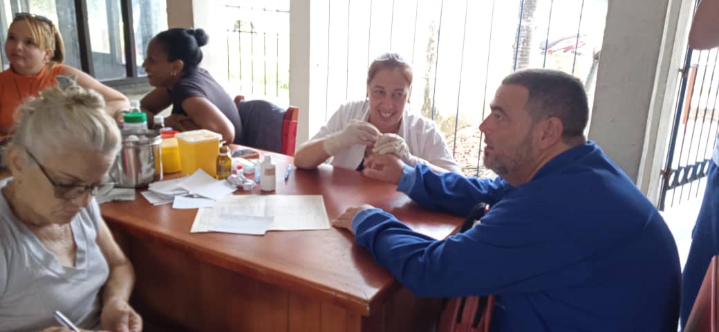 En Sandino se realizó una jornada de donación de sangre en la Casa de la Cultura por los 65 años de los CDR 🩸❤️. Vecinos, jóvenes y trabajadores se unieron en un gesto solidario por la vida.
#CubaPorLaVida
#Prosalud