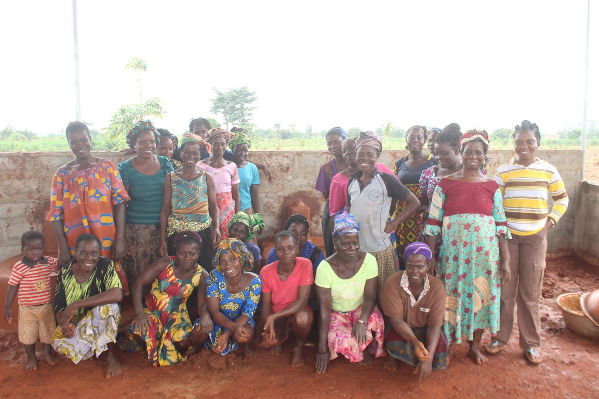 À Kaglo Kopé, 22 femmes transformatrices de manioc formées aux foyers améliorés grâce à <a href="/SAFD/">safd</a> !
🌿 Moins de bois, moins de fumée
💪 Plus d’autonomie, plus de justice climatique
Des solutions locales pour un impact global.
Femme, ton droit, ta vie !
#justiceclimatique