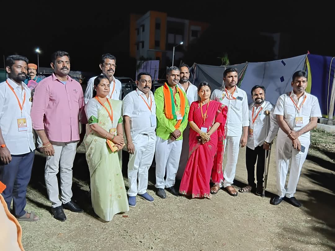 SriPerumalcdm's tweet photo. பெரம்பலூரில் நடைபெற்ற பாஜக மாநில பிரிவு, அணி நிர்வாகிகள் கூட்டத்தில் தமிழக பாஜக ஊடகப்பிரிவு மாநில தலைவர்
திரு. @TirangaBJP அவர்களால் மாநில, மாவட்ட நிர்வாகிகள் அறிமுகம் செய்யப்பட்டு, பணிகள் குறித்த வழிகாட்டுதல்கள் வழங்கினார்கள்...
#mediawing #BjpMedia @highlight https://t.co/E5HPstFYyN