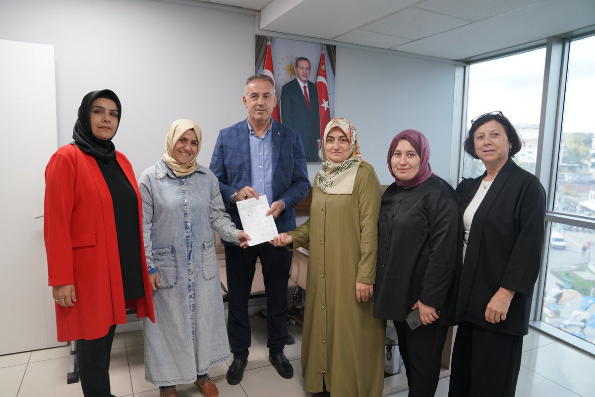 EKM Başkanımız Zöhre Gülnar Erdoğan ve komisyon üyeleri, yapmış oldukları yeni üye çalışmalarının formlarını📍İlçe Başkanlığımızda bizlere teslim ettiler.

Milletimizin desteğini büyüten, davamıza omuz veren her bir yol arkadaşımıza teşekkür ediyor, gayretli çalışmalarının