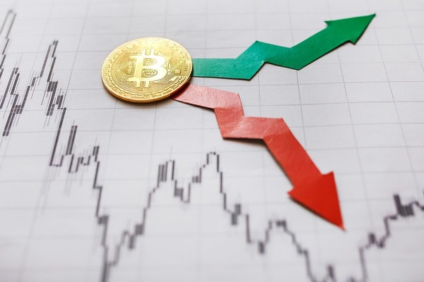 cryptovetus's tweet photo. Today, $22 billion in Bitcoin and Ethereum options contracts are set to expire — a critical event that could drive short-term volatility across crypto markets. #BTC #ETH #CryptoNews https://t.co/M1o9hNEwSW