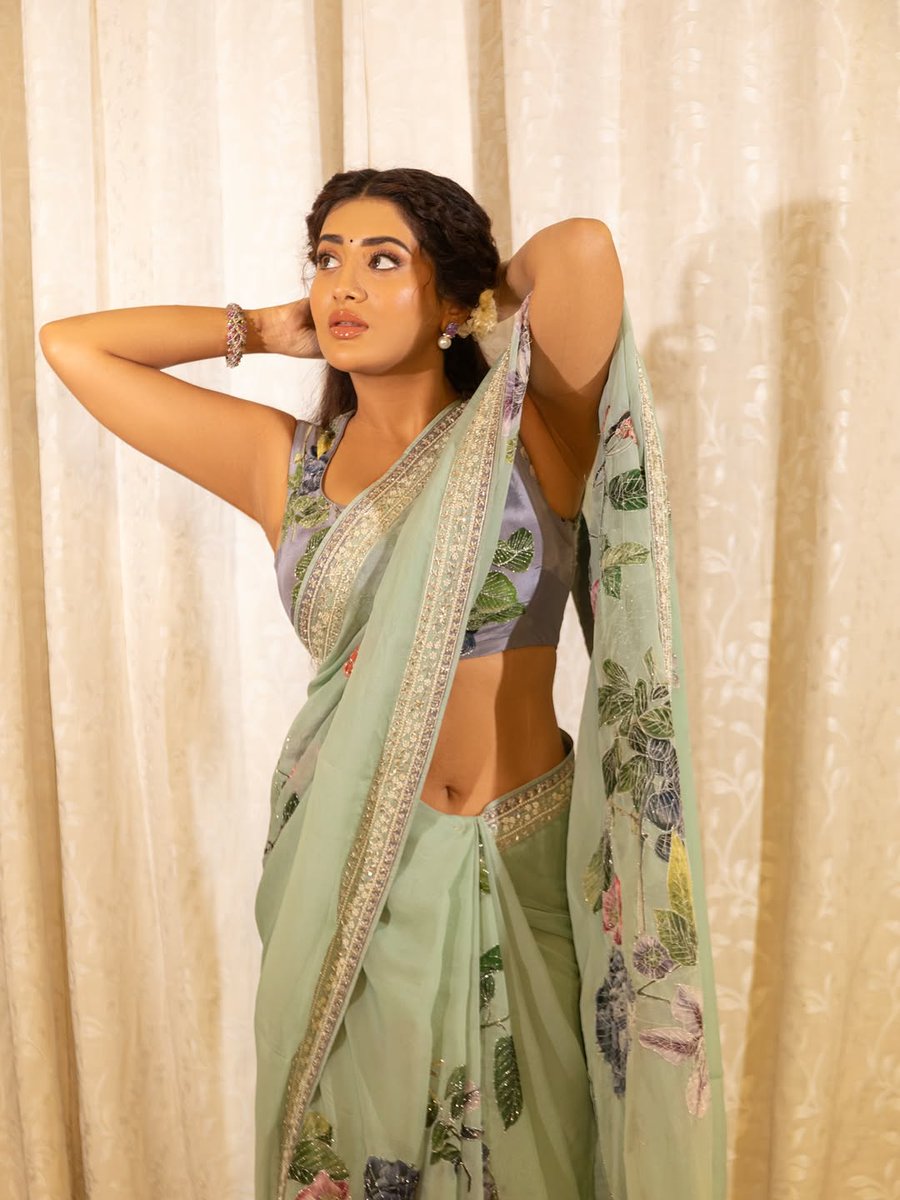Laaavvvzzz's tweet photo. #rashireal #rashisingh Agar main ruk gayi abhi to jaa na paaoongi Kabhi green saree boddu snacks https://t.co/bOCktDBzPO