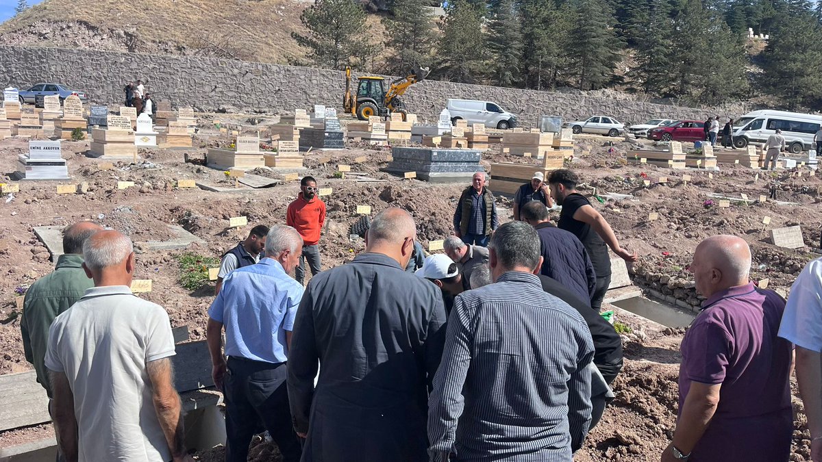 İlçe Başkan Yardımcılarımız, Teşkilat Uzmanımız ve Belediye Meclis Üyemiz ile birlikte, Kadın Kolları Basınevleri Mahalle Başkanımız Sayın Zeynep Gazeztekin'nin ahirete irtihal eden Eşi Hasan Gazeztekin'nin cenaze törenine katıldılar.

Merhuma Allah'tan rahmet, Gazeztekin