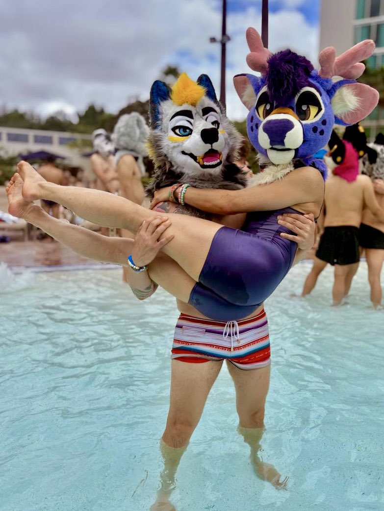 Carry your deer friends to help them find strawbs on #FursuitFriday 

🦌: <a href="/Bungee_bucc/">Bungee</a>