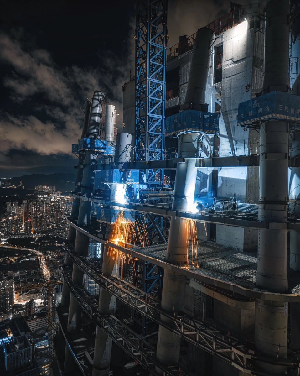 🇨🇳 Neoliberal economists will see a marvel like this and still tell you "you should de-industrialize and reorient your economy around services."

Nope!