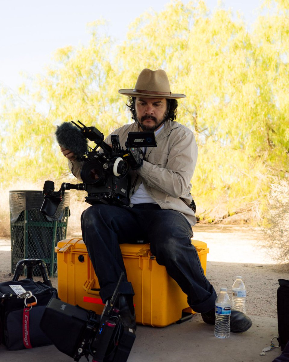 peoplesTV's tweet image. On the ground with @ArtBioCollab, we documented their Science Murals initiative, turning city walls into windows of discovery and bringing their vision of El Paso as the science mural capital of the world to life🌼 🌸 

📸 BTS Photography: Jeff Mercado
For @SimonsFdn