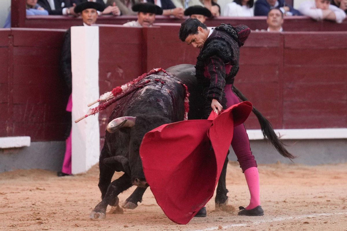 torea Pablo Aguado en Sevilla,
no molesten